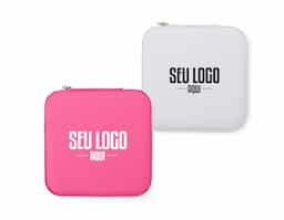 O organizador de acessórios é perfeito para manter seus itens sempre à mão e em ordem. Feito em couro sintético com revestimento aveludado, ele possui divisórias internas para acomodar anéis, brincos, pulseiras e colares. Seu espelho, além de proporcionar um toque prático para conferir o visual, também serve como divisória entre os compartimentos. Compacto e funcional, é ideal para quem busca praticidade e organização na hora de sair de casa.