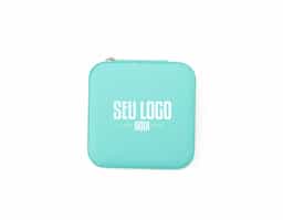 Nosso porta-joias de couro sintético com espelho é a solução ideal para organizar anéis, brincos, colares e outros acessórios. Com divisórias bem marcadas, oferece espaço suficiente para diversos itens, mantendo tudo no lugar. O espelho, além de permitir uma rápida olhada no visual, funciona como divisória entre os compartimentos superior e inferior. Compacto, elegante e surpreendentemente espaçoso, é perfeito para quem busca organização e praticidade.