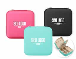 Nosso porta-joias de couro sintético com espelho é a solução ideal para organizar anéis, brincos, colares e outros acessórios. Com divisórias bem marcadas, oferece espaço suficiente para diversos itens, mantendo tudo no lugar. O espelho, além de permitir uma rápida olhada no visual, funciona como divisória entre os compartimentos superior e inferior. Compacto, elegante e surpreendentemente espaçoso, é perfeito para quem busca organização e praticidade.