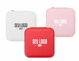 Nosso porta-joias de couro sintético com espelho é a solução ideal para organizar anéis, brincos, colares e outros acessórios. Com divisórias bem marcadas, oferece espaço suficiente para diversos itens, mantendo tudo no lugar. O espelho, além de permitir uma rápida olhada no visual, funciona como divisória entre os compartimentos superior e inferior. Compacto, elegante e surpreendentemente espaçoso, é perfeito para quem busca organização e praticidade.