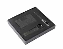 Nosso kit executivo traz praticidade e elegância para o dia a dia. Produzido com metal e tecido em rPET reciclado, ele conta com um porta-cartão com chapa metálica para gravação e um interior revestido em veludo, garantindo sofisticação. A caneta esferográfica azul, com acionamento por rotação, é ideal para anotações rápidas, e o chaveiro é a solução perfeita para manter suas chaves sempre organizadas. Todos esses itens são acomodados em um estojo de papelão com abertura pela lateral, perfeito para presentear ou guardá-los com cuidado.