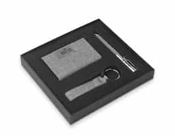Nosso kit executivo traz praticidade e elegância para o dia a dia. Produzido com metal e tecido em rPET reciclado, ele conta com um porta-cartão com chapa metálica para gravação e um interior revestido em veludo, garantindo sofisticação. A caneta esferográfica azul, com acionamento por rotação, é ideal para anotações rápidas, e o chaveiro é a solução perfeita para manter suas chaves sempre organizadas. Todos esses itens são acomodados em um estojo de papelão com abertura pela lateral, perfeito para presentear ou guardá-los com cuidado.