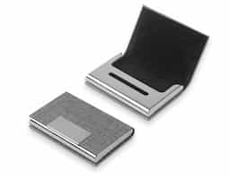 Nosso kit executivo traz praticidade e elegância para o dia a dia. Produzido com metal e tecido em rPET reciclado, ele conta com um porta-cartão com chapa metálica para gravação e um interior revestido em veludo, garantindo sofisticação. A caneta esferográfica azul, com acionamento por rotação, é ideal para anotações rápidas, e o chaveiro é a solução perfeita para manter suas chaves sempre organizadas. Todos esses itens são acomodados em um estojo de papelão com abertura pela lateral, perfeito para presentear ou guardá-los com cuidado.