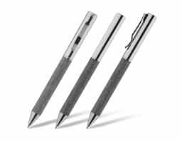 Nosso kit executivo traz praticidade e elegância para o dia a dia. Produzido com metal e tecido em rPET reciclado, ele conta com um porta-cartão com chapa metálica para gravação e um interior revestido em veludo, garantindo sofisticação. A caneta esferográfica azul, com acionamento por rotação, é ideal para anotações rápidas, e o chaveiro é a solução perfeita para manter suas chaves sempre organizadas. Todos esses itens são acomodados em um estojo de papelão com abertura pela lateral, perfeito para presentear ou guardá-los com cuidado.