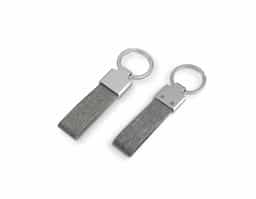Nosso kit executivo traz praticidade e elegância para o dia a dia. Produzido com metal e tecido em rPET reciclado, ele conta com um porta-cartão com chapa metálica para gravação e um interior revestido em veludo, garantindo sofisticação. A caneta esferográfica azul, com acionamento por rotação, é ideal para anotações rápidas, e o chaveiro é a solução perfeita para manter suas chaves sempre organizadas. Todos esses itens são acomodados em um estojo de papelão com abertura pela lateral, perfeito para presentear ou guardá-los com cuidado.