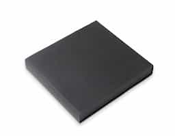 Nosso kit executivo traz praticidade e elegância para o dia a dia. Produzido com metal e tecido em rPET reciclado, ele conta com um porta-cartão com chapa metálica para gravação e um interior revestido em veludo, garantindo sofisticação. A caneta esferográfica azul, com acionamento por rotação, é ideal para anotações rápidas, e o chaveiro é a solução perfeita para manter suas chaves sempre organizadas. Todos esses itens são acomodados em um estojo de papelão com abertura pela lateral, perfeito para presentear ou guardá-los com cuidado.