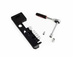 Kit de ferramentas com 12 peças, armazenadas em um estojo plástico resistente para fácil transporte e organização. O conjunto inclui 1 chave catraca, 1 chave extensora e 10 soquetes de diferentes tamanhos, oferecendo versatilidade para diversos tipos de reparos e manutenções. Ideal para quem busca praticidade e eficiência em tarefas do dia a dia, o kit é compacto e completo, atendendo a necessidades básicas de mecânica e manutenção doméstica.