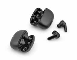 Fone de ouvido wireless em ABS 100% reciclado. Transmissão sem fios BT 5.3 com autonomia, aproximadamente, de 6 horas. Função para atender chamadas, controlo de volume e conexão à playlist do dispositivo móvel. Incluso cabo de carregamento USB-C e pares extra em borracha. Fornecido em caixa presente de papel kraft. Caixa: 75 x 150 x 45 mm