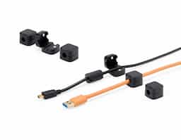 O nosso kit organizador de cabos e fios com fecho magnético é a solução ideal para reduzir a bagunça e manter tudo organizado, evitando a aparência desordenada e caótica que surge com múltiplos cabos soltos. Com 3 unidades feitas em plástico, eles facilitam o acesso aos cabos, economizando tempo e esforço. Além disso, o uso dos organizadores ajuda a prevenir acidentes, que podem causar danos aos dispositivos. Os clipes também minimizam danos físicos aos cabos, como desgastes e quebras, comuns quando os fios estão desorganizados. Acompanha autoadesivos para fixação do produto em superfícies.