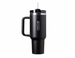 Caneca térmica com capacidade de 1,2 litros feita em inox 304 com parede dupla, contém tampa acrílica rosqueável com acesso para canudo e pegador plástico com aderência emborrachada. Acompanha canudo plástico.