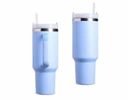 Caneca térmica com capacidade de 1,2 litros feita em inox 304 com parede dupla, contém tampa acrílica rosqueável com acesso para canudo e pegador plástico com aderência emborrachada. Acompanha canudo plástico.
