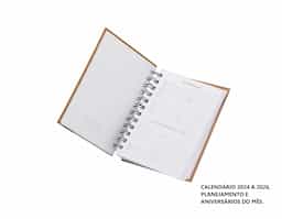 Agenda diária 2025 com espiral, material kraft, capa dura. Contém aproximadamente 169 folhas, entre elas, páginas de dados pessoais, calendário 2024 a 2026, planejamento e aniversários do mês.