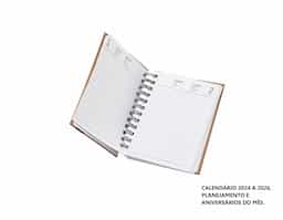 Agenda diária 2025 com espiral, material kraft, capa dura. Contém aproximadamente 169 folhas, entre elas, páginas de dados pessoais, calendário 2024 a 2026, planejamento e aniversários do mês.