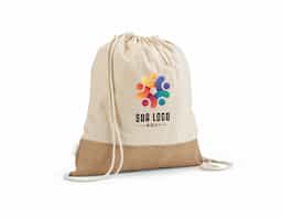 Sacola tipo mochila feita com 70% algodão reciclado e 30% poliéster reciclado (180 g/m²), com base em juta, proporcionando resistência e um design sustentável. Com alças ajustáveis, oferece praticidade para carregar seus itens de forma confortável, seja no dia a dia ou em atividades ao ar livre. A combinação de materiais reciclados garante uma opção ecológica, sem abrir mão da funcionalidade e durabilidade, ideal para quem busca uma escolha mais consciente.