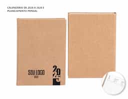 Agenda diária modelo 2026 de capa em kraft. Conta com páginas dedicadas para dados pessoais, calendários de 2025 a 2027, orçamento pessoal, planejamento mensal, espaço para anotações diárias e lista de contatos e aniversários.