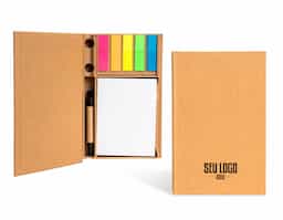 Tudo em seu lugar, prontinho para as anotações! Nosso Bloco de Anotações Ecológico é perfeito para manter a organização enquanto se registra ideias. Feito de material kraft, ele vem com 100 folhas brancas para anotações, 5 marcadores autoadesivos coloridos para destacar o que é importante, 7 clips guardados em uma gavetinha prática e uma mini caneta de papelão com carga esferográfica azul. E ainda conta com espaço para armazenar a caneta e dois suportes porta-caneta, garantindo praticidade no dia a dia. Este bloco é tudo o que o seu cliente precisa para dias repletos de anotações.