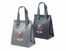 Bolsa térmica em 300D de alta densidade com pegas em webbing. Contém 1 compartimento principal com fecho aderente. Capacidade até 2.5 L. 170 x 220 x 130 mm