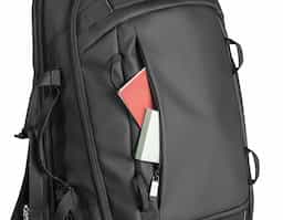 Mochila para notebook em 900D, poliéster reciclado (100% rPET), de alta densidade, com revestimento resistente à água e forro em 210D poliéster reciclado (100% rPET). Possui 1 compartimento traseiro com divisória almofadada para notebook até 17.3" e um bolso frontal com zíper. Parte posterior com acolchoamento extra. Contém cintas de compressão removíveis na parte frontal da mochila e detalhes refletores nas pegas e alças. Capacidade até 21 L 340 x 490 x 140 mm