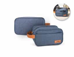 Bolsa de cosméticos em 600D de alta densidade e pega em PU. Contém bolso frontal com zíper e placa em PU. 220 x 130 x 130 mm