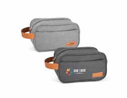 Bolsa de cosméticos em 600D de alta densidade e pega em PU. Contém bolso frontal com zíper e placa em PU. 220 x 130 x 130 mm