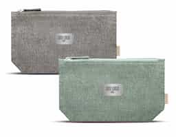 Bolsa multifunções em 70% algodão reciclado e 30% poliéster reciclado (140 g/m²). Interior com forro 100% algodão. 200 x 125 x 40 mm