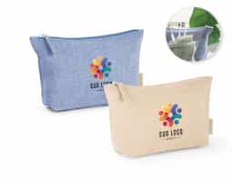 Bolsa em 70% algodão reciclado e 30% poliéster reciclado (140 g/m²). Interior com forro 100% algodão. 250 x 140 x 60 mm