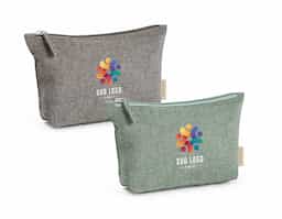 Bolsa em 70% algodão reciclado e 30% poliéster reciclado (140 g/m²). Interior com forro 100% algodão. 250 x 140 x 60 mm
