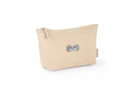 Bolsa em 70% algodão reciclado e 30% poliéster reciclado (140 g/m²). Interior com forro 100% algodão. 250 x 140 x 60 mm