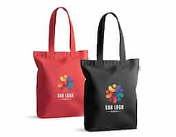 Sacola em 70% algodão reciclado e 30% poliéster reciclado (220g/m²), com alças de 65 cm. O tecido é sem tingimento, é utilizado na sua cor original, sem produtos químicos de tingimento ou branqueamento, contribuindo para um menor impacto ambiental. 380 x 420 x 100 mm