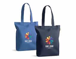 Sacola em 70% algodão reciclado e 30% poliéster reciclado (220g/m²), com alças de 65 cm. O tecido é sem tingimento, é utilizado na sua cor original, sem produtos químicos de tingimento ou branqueamento, contribuindo para um menor impacto ambiental. 380 x 420 x 100 mm