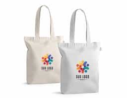 Sacola em 70% algodão reciclado e 30% poliéster reciclado (220g/m²), com alças de 65 cm. O tecido é sem tingimento, é utilizado na sua cor original, sem produtos químicos de tingimento ou branqueamento, contribuindo para um menor impacto ambiental. 380 x 420 x 100 mm