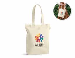 Sacola confeccionada em 100% algodão reciclado com gramatura de 220 g/m². Possui dimensões de 380 x 420 x 100 mm e alças resistentes de 65 cm, garantindo praticidade e durabilidade no transporte. Ideal para uso diário e sustentável.
