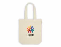 Sacola confeccionada em 100% algodão reciclado com gramatura de 220 g/m². Possui dimensões de 380 x 420 x 100 mm e alças resistentes de 65 cm, garantindo praticidade e durabilidade no transporte. Ideal para uso diário e sustentável.