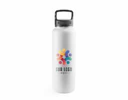 Garrafa esportiva em aço inox (90% reciclado) de parede dupla térmica, isolada a vácuo. Parede com revestimento em pó oferecendo mais durabilidade e resistência. Tampa com pega e um mosquetão que facilitam o transporte. Grande capacidade até 1.2 L. Fornecido em caixa presente de papel kraft. Certificação EU Food Grade. ø90 x 310 mm