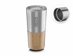 Copo térmico parede dupla em aço inox, detalhe em bambu na parte inferior, tampa plástica com anel de silicone para evitar vazamento, com capacidade de 550ml.