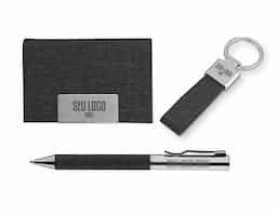 Conjunto composto por: 1 chaveiro em metal com design compacto, 1 caneta metálica elegante e funcional, e 1 porta-cartão prático para armazenar e organizar documentos ou cartões com segurança.