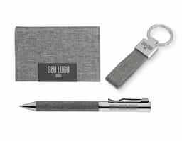 Conjunto composto por: 1 chaveiro em metal com design compacto, 1 caneta metálica elegante e funcional, e 1 porta-cartão prático para armazenar e organizar documentos ou cartões com segurança.