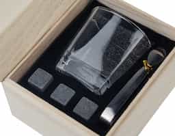 Kit Drink inclui: 1 copo de vidro de 200 ml, ideal para bebidas; 1 pegador de gelo em metal, resistente e prático; e 3 cubos de pedra-sabão reutilizáveis, que mantêm a temperatura da bebida sem diluí-la.