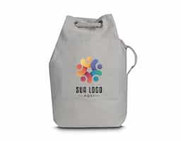 Sacola/mochila produzida em algodão cru, versátil e prática. Conta com alça lateral e alças trançadas para uso como mochila. Possui compartimento interno, ideal para organizar objetos de forma eficiente.