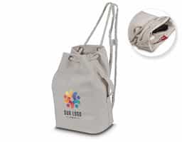 Sacola/mochila produzida em algodão cru, versátil e prática. Conta com alça lateral e alças trançadas para uso como mochila. Possui compartimento interno, ideal para organizar objetos de forma eficiente.