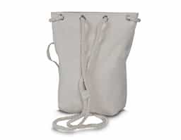 Sacola/mochila produzida em algodão cru, versátil e prática. Conta com alça lateral e alças trançadas para uso como mochila. Possui compartimento interno, ideal para organizar objetos de forma eficiente.