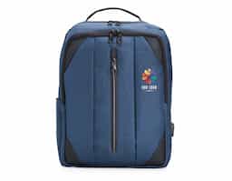 Mochila de nylon 27 litros com três compartimentos, sendo o principal com bolso para notebook 15.6 polegadas. Com divisórias internas para acessórios, bolso lateral, alça para engate em malas de viagem e suporte externo usb.