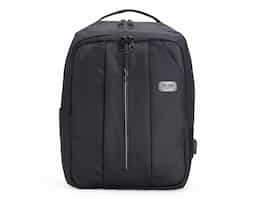 Mochila de nylon 27 litros com três compartimentos, sendo o principal com bolso para notebook 15.6 polegadas. Com divisórias internas para acessórios, bolso lateral, alça para engate em malas de viagem e suporte externo usb.