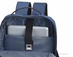 Mochila de nylon 27 litros com três compartimentos, sendo o principal com bolso para notebook 15.6 polegadas. Com divisórias internas para acessórios, bolso lateral, alça para engate em malas de viagem e suporte externo usb.