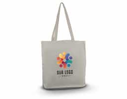 Sacola em algodão cru de 180g/m², leve e reutilizável. Ideal para uso diário, oferece praticidade no transporte de objetos com um toque sustentável.