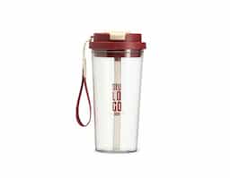 Copo para saborear as bebidas mais deliciosas e especiais! Resistente e versátil, ele possui capacidade para 600ml e uma tampa com duas opções de uso: bico flip com canudo interno e tampa protetora e outro com acesso diretamente ao bocal, com tampa de proteção. Produzido em policarbonato livre de BPA, ele oferece segurança na hora de consumir as bebidas. Além disso, a alça de nylon com detalhe em couro sintético adiciona um toque de elegância e torna o transporte mais confortável. Este copo é perfeito para tornar cada gole uma experiência ainda mais gostosa.