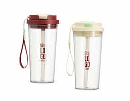 Copo para saborear as bebidas mais deliciosas e especiais! Resistente e versátil, ele possui capacidade para 600ml e uma tampa com duas opções de uso: bico flip com canudo interno e tampa protetora e outro com acesso diretamente ao bocal, com tampa de proteção. Produzido em policarbonato livre de BPA, ele oferece segurança na hora de consumir as bebidas. Além disso, a alça de nylon com detalhe em couro sintético adiciona um toque de elegância e torna o transporte mais confortável. Este copo é perfeito para tornar cada gole uma experiência ainda mais gostosa.