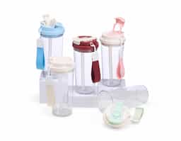 Copo para saborear as bebidas mais deliciosas e especiais! Resistente e versátil, ele possui capacidade para 600ml e uma tampa com duas opções de uso: bico flip com canudo interno e tampa protetora e outro com acesso diretamente ao bocal, com tampa de proteção. Produzido em policarbonato livre de BPA, ele oferece segurança na hora de consumir as bebidas. Além disso, a alça de nylon com detalhe em couro sintético adiciona um toque de elegância e torna o transporte mais confortável. Este copo é perfeito para tornar cada gole uma experiência ainda mais gostosa.