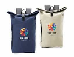 A Mochila de Couro Sintético 26L é a opção perfeita para quem busca uma solução versátil para o dia a dia. Com um design moderno e descontraído, inspirado no formato de saco, ela se adapta facilmente a diversas ocasiões, como viagens, passeios, estudos ou trabalho. Feita em couro sintético resistente à água, proporciona proteção para os itens, mesmo em dias chuvosos. A mochila possui dois compartimentos funcionais: um bolso frontal com zíper para acesso rápido e prático aos itens essenciais, e um compartimento principal espaçoso com fechamento por fivela, garantindo segurança. Seu design flexível a torna uma excelente escolha para quem busca uma mochila para atender diversas necessidades.