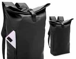 A Mochila de Couro Sintético 26L é a opção perfeita para quem busca uma solução versátil para o dia a dia. Com um design moderno e descontraído, inspirado no formato de saco, ela se adapta facilmente a diversas ocasiões, como viagens, passeios, estudos ou trabalho. Feita em couro sintético resistente à água, proporciona proteção para os itens, mesmo em dias chuvosos. A mochila possui dois compartimentos funcionais: um bolso frontal com zíper para acesso rápido e prático aos itens essenciais, e um compartimento principal espaçoso com fechamento por fivela, garantindo segurança. Seu design flexível a torna uma excelente escolha para quem busca uma mochila para atender diversas necessidades.